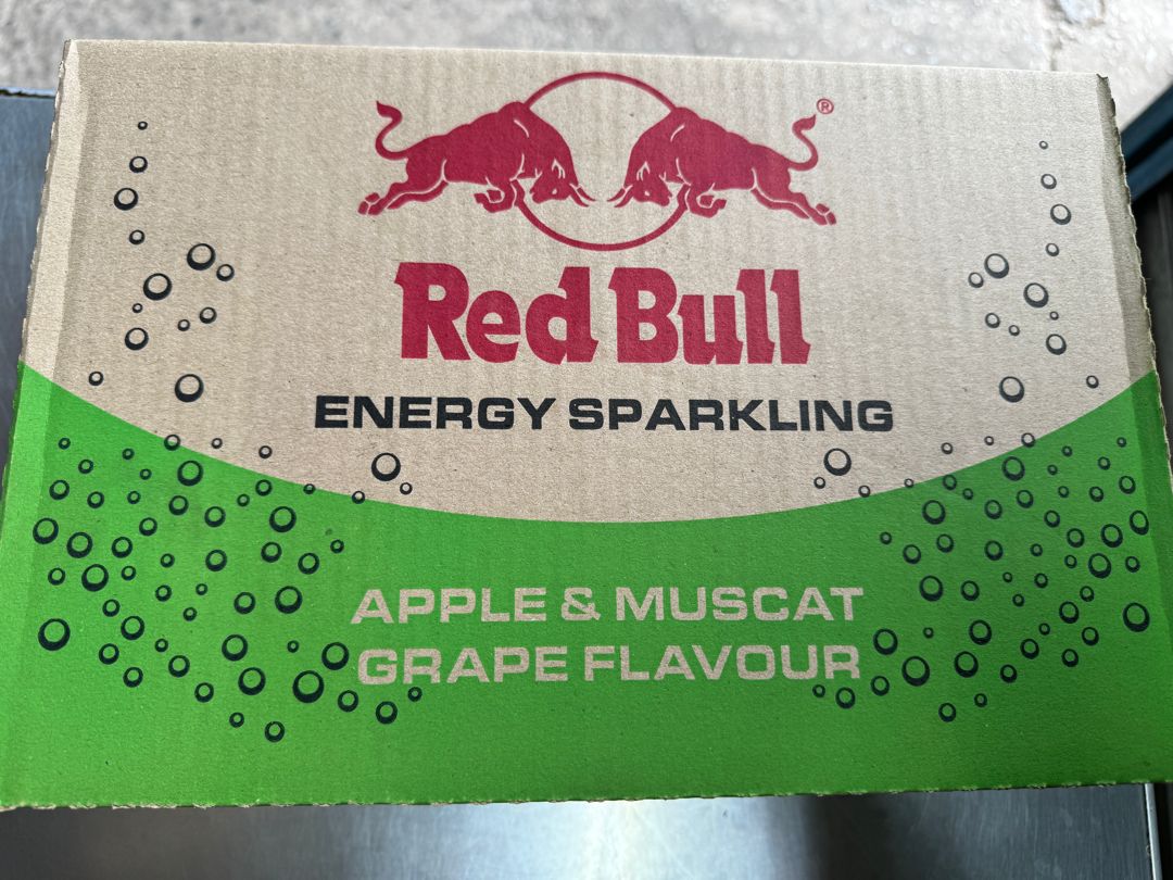 REDBULL ENERGY SPARKLING 250ML(APPLE&MUSCAT GRAPE)